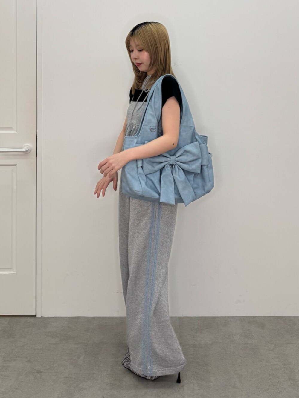 ブルー系のトートバッグ、グレー系のキャミソール、グレー系のその他パンツを着用したレディースの春コーディネートの3枚目の写真