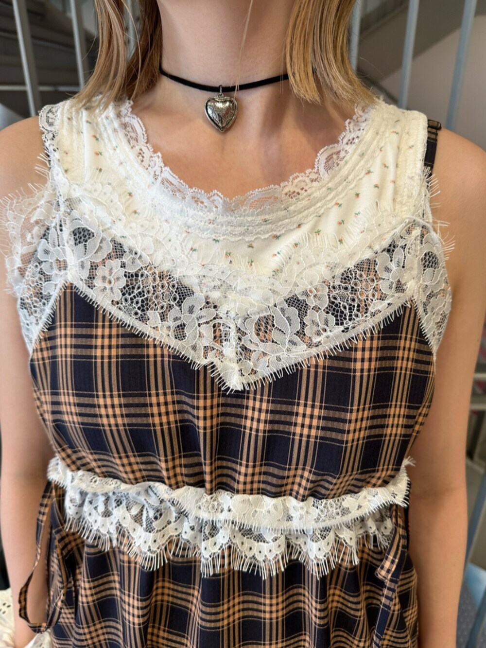 ブラウン系のブーツ、ブルー系のワンピース、ホワイト系のタンクトップを着用したレディースの夏コーディネートの6枚目の写真