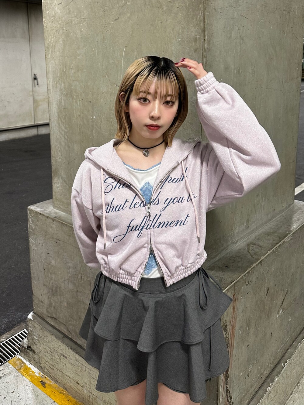 ホワイト系のTシャツ/カットソー、ピンク系のパーカー、グレー系のその他パンツを着用したレディースの春コーディネートの7枚目の写真