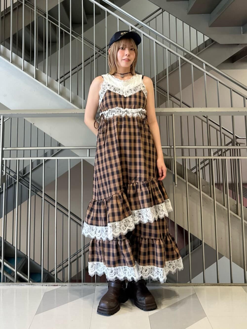 ブラウン系のブーツ、ブルー系のワンピース、ホワイト系のタンクトップを着用したレディースの夏コーディネートの4枚目の写真