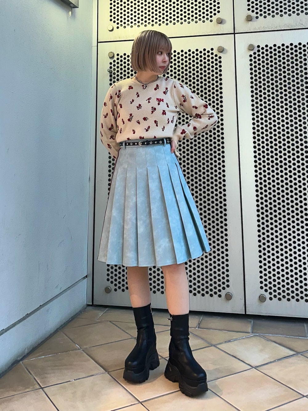 ホワイト系のニット/セーター、ブルー系のスカート、ブラック系のブーツを着用したレディースの冬コーディネートの2枚目の写真