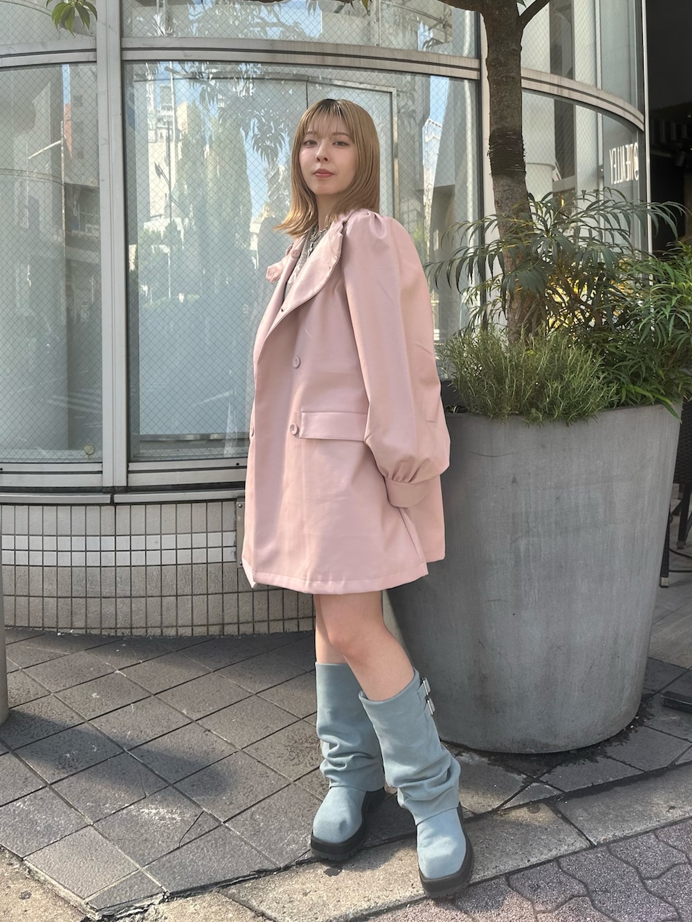 ピンク系のその他アウター、グレー系のニット/セーター、ブラック系のスカートを着用したレディースの冬コーディネートの4枚目の写真