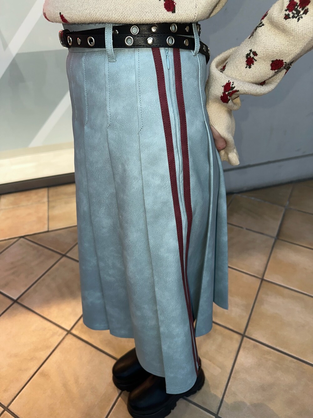 ホワイト系のニット/セーター、ブルー系のスカート、ブラック系のブーツを着用したレディースの冬コーディネートの7枚目の写真