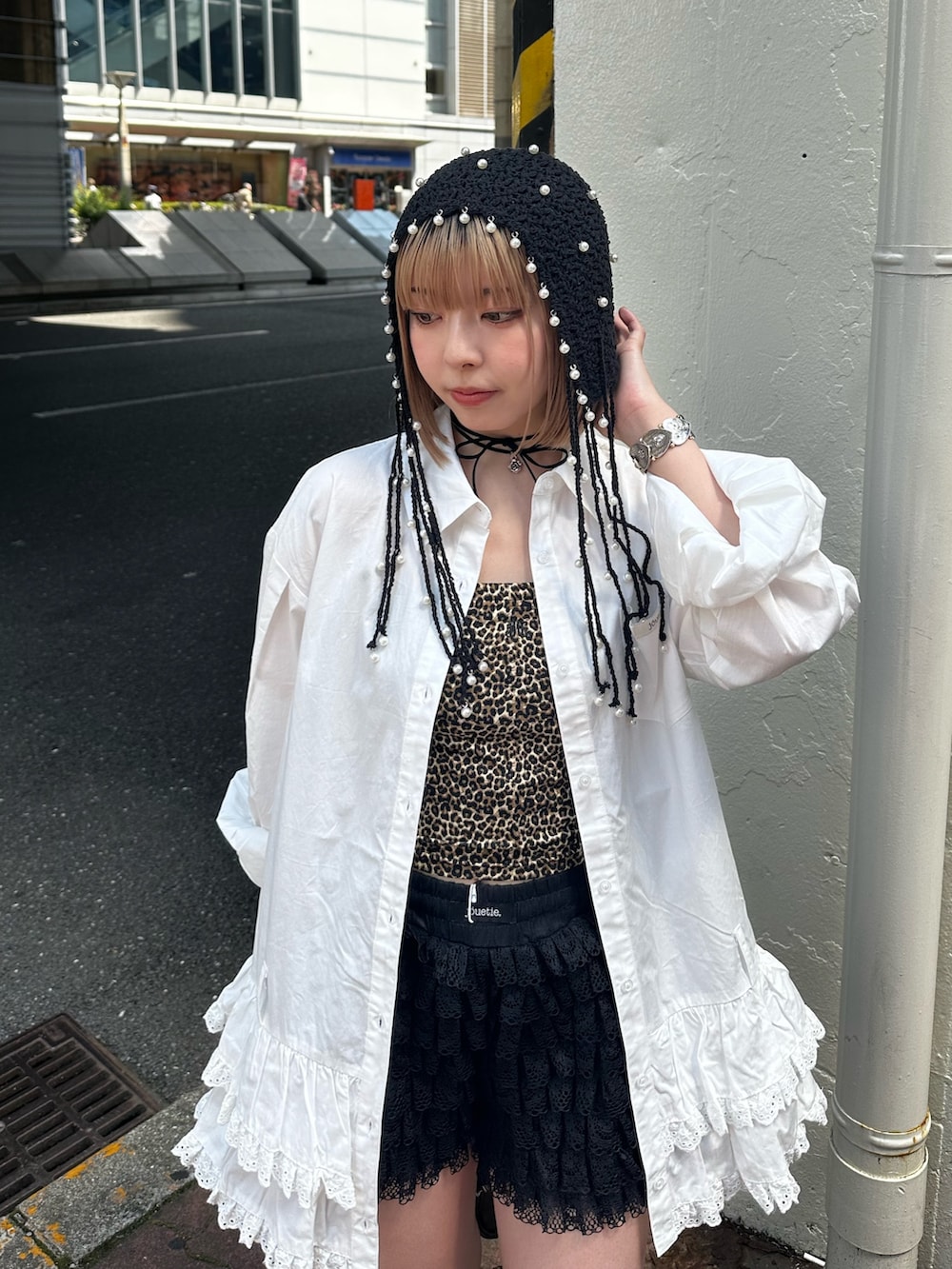 ブラック系のその他パンツ、ブラウン系のキャミソール、ホワイト系のシャツ/ブラウスを着用したレディースの春コーディネートの7枚目の写真