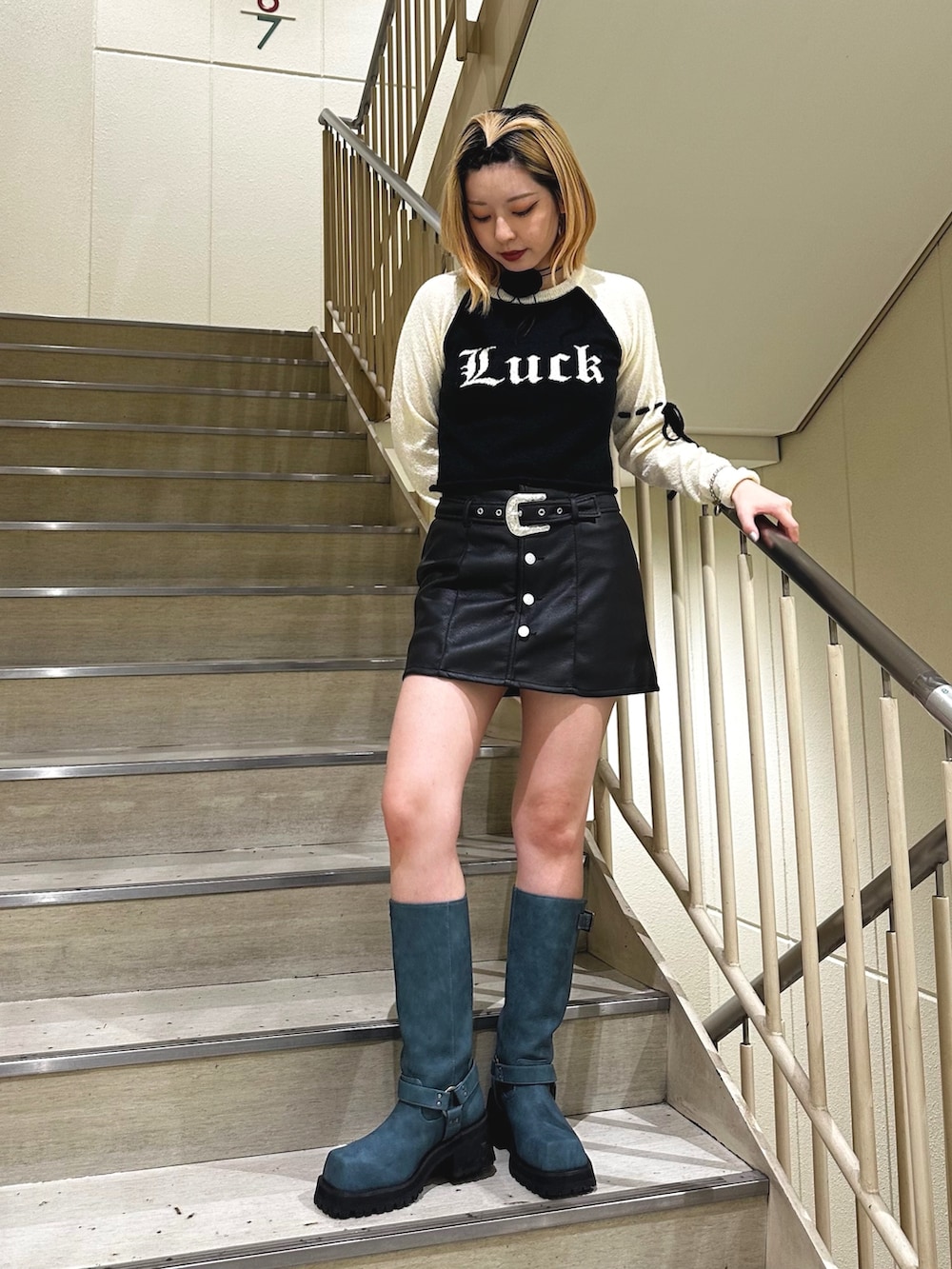 ブルー系のブーツ、ブラック系のスカート、ブラック系のニット/セーターを着用したレディースの夏コーディネートの4枚目の写真