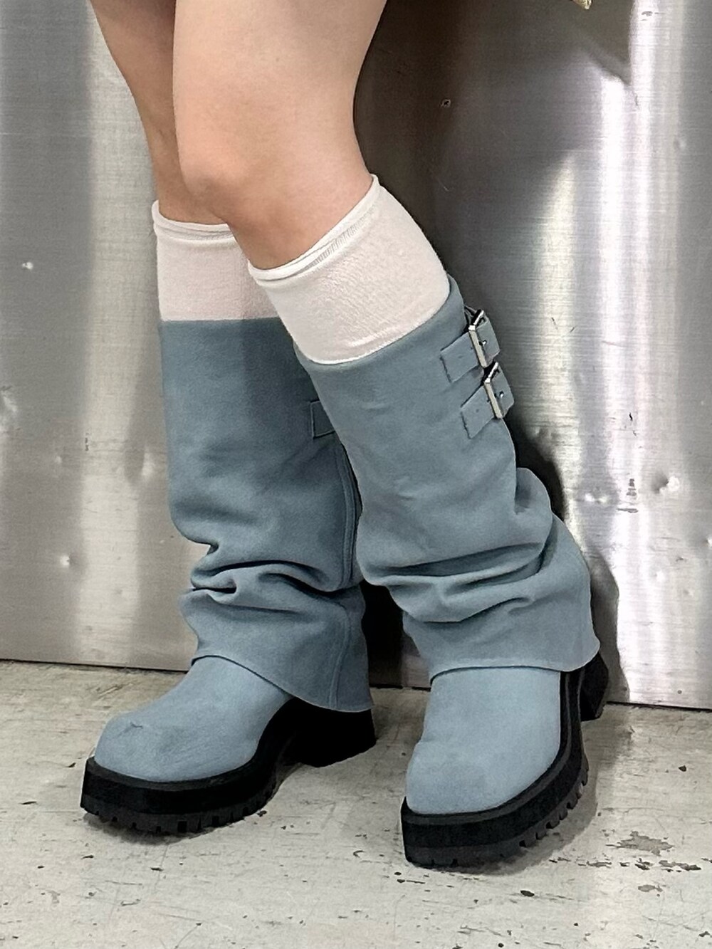 グレー系のシャツ/ブラウス、その他のトートバッグ、ブルー系のブーツを着用したレディースの夏コーディネートの9枚目の写真