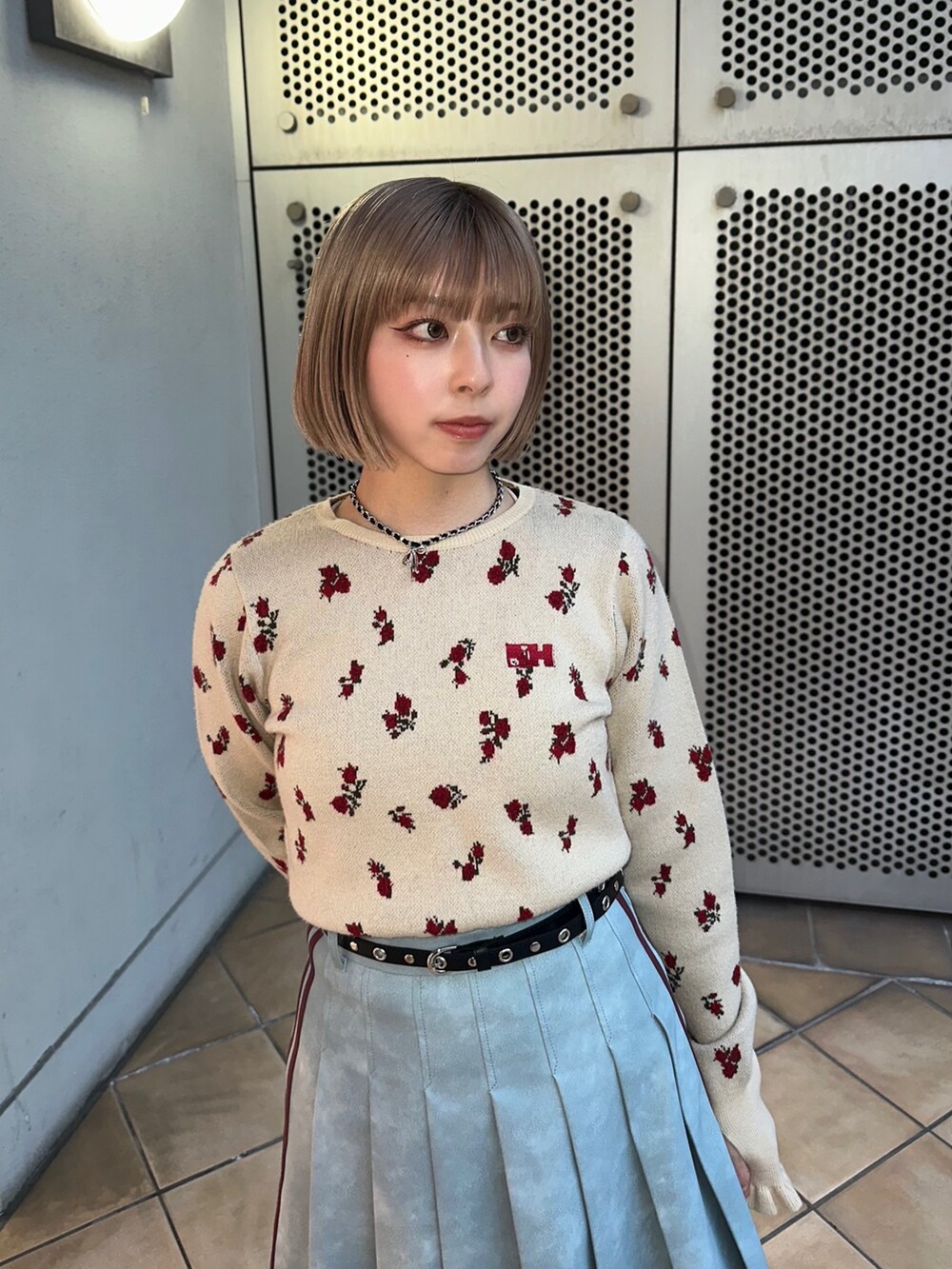 ホワイト系のニット/セーター、ブルー系のスカート、ブラック系のブーツを着用したレディースの冬コーディネートの5枚目の写真