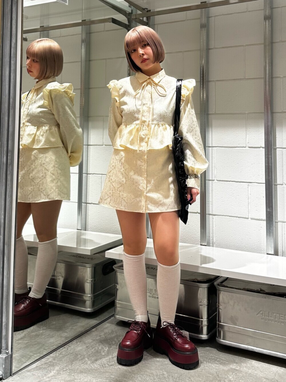 レッド系のドレスシューズ、ホワイト系のその他パンツ、ホワイト系のシャツ/ブラウスを着用したレディースの冬コーディネートの2枚目の写真