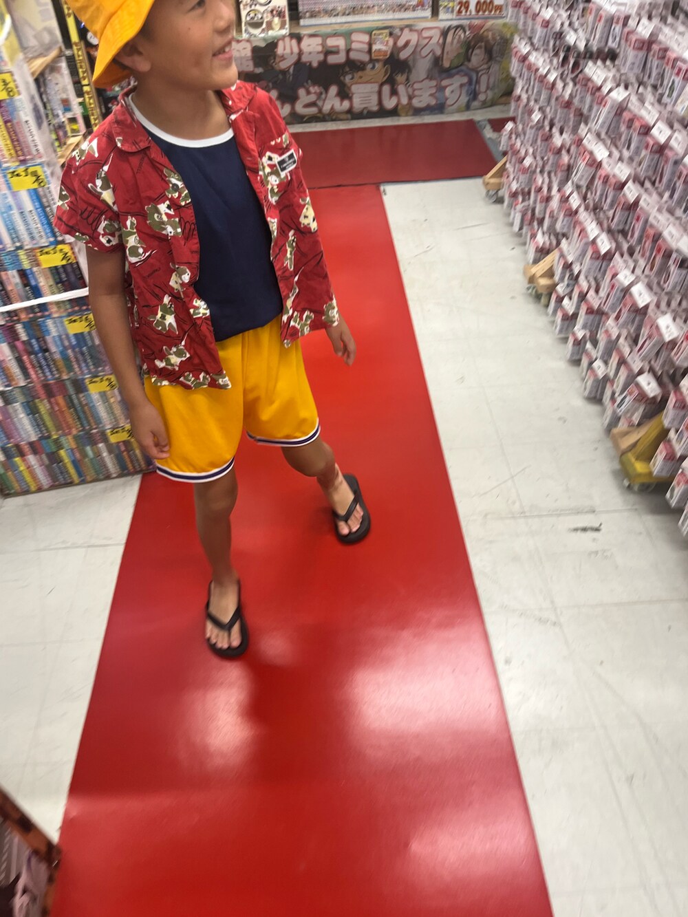 レッド系のシャツ/ブラウス、オレンジ系のハットを着用したキッズの秋コーディネートの2枚目の写真