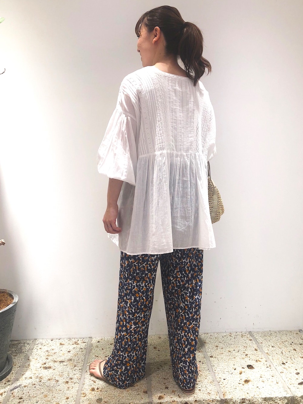 ベージュ系のトートバッグ、ブルー系のその他パンツ、ホワイト系のトップスを着用したレディースの春コーディネートの4枚目の写真