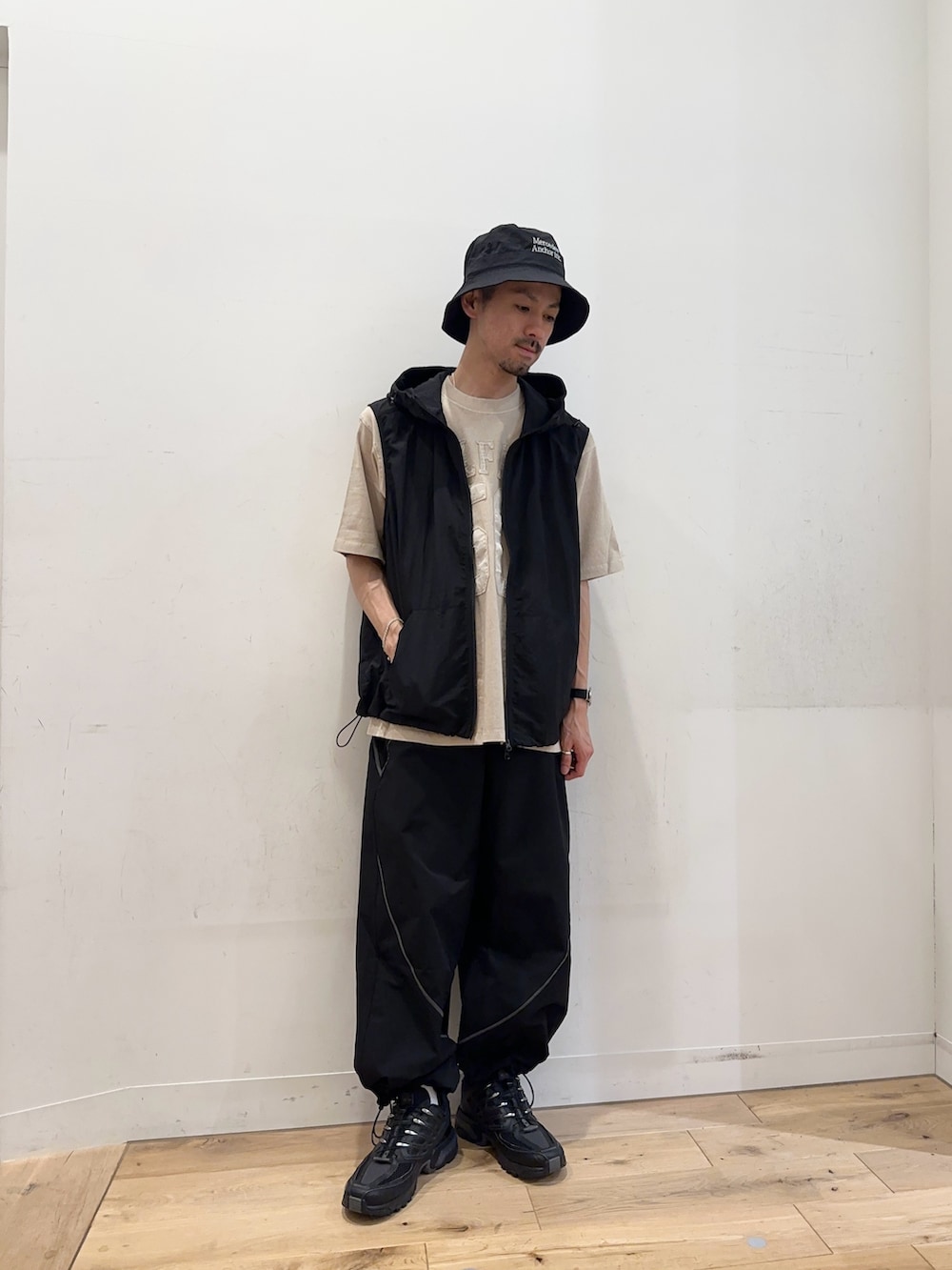ブラック系のベスト、ベージュ系のTシャツ/カットソー、その他のその他パンツを着用したメンズの夏コーディネートの2枚目の写真