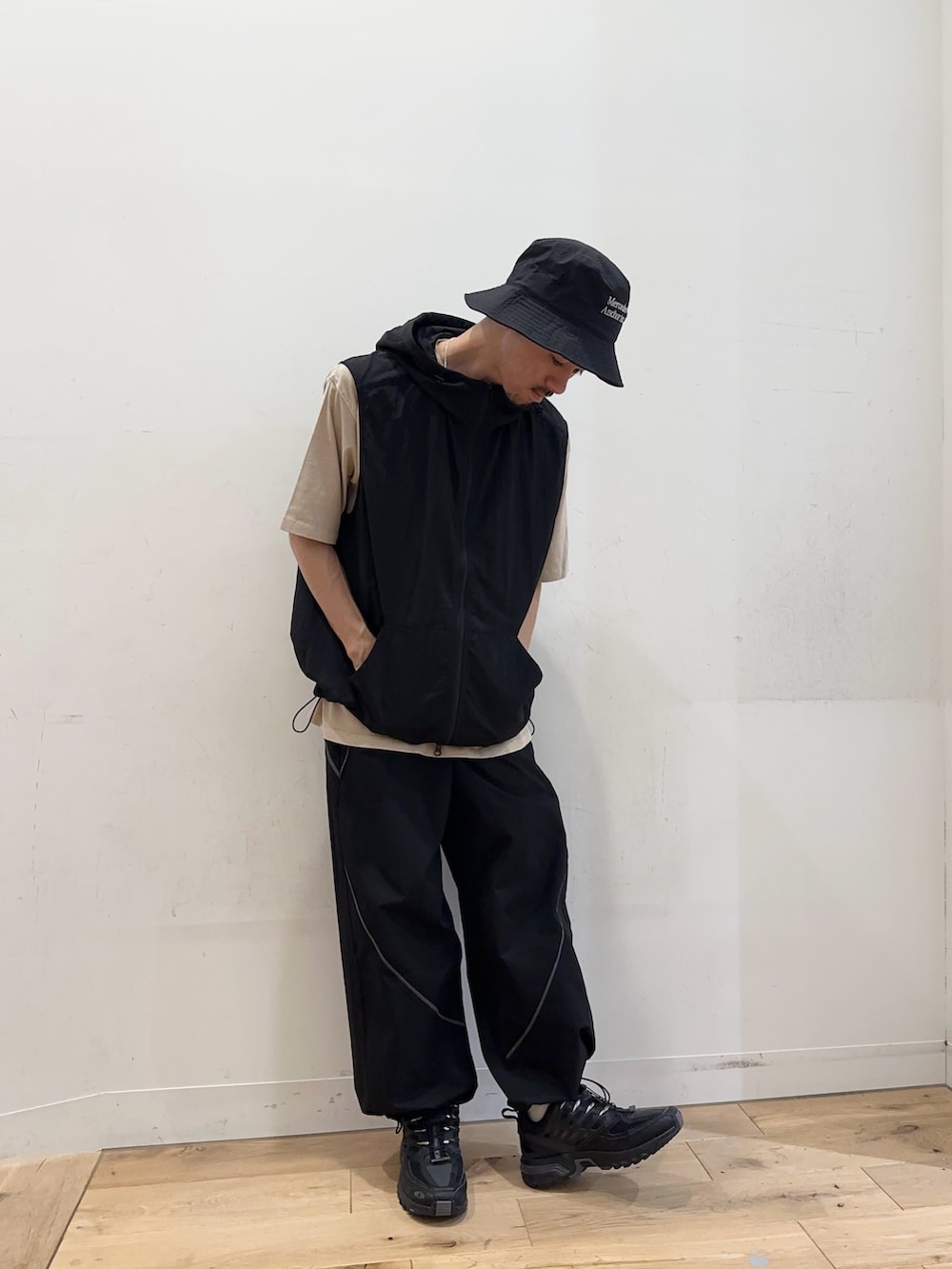 ブラック系のベスト、ベージュ系のTシャツ/カットソー、その他のその他パンツを着用したメンズの夏コーディネートの4枚目の写真