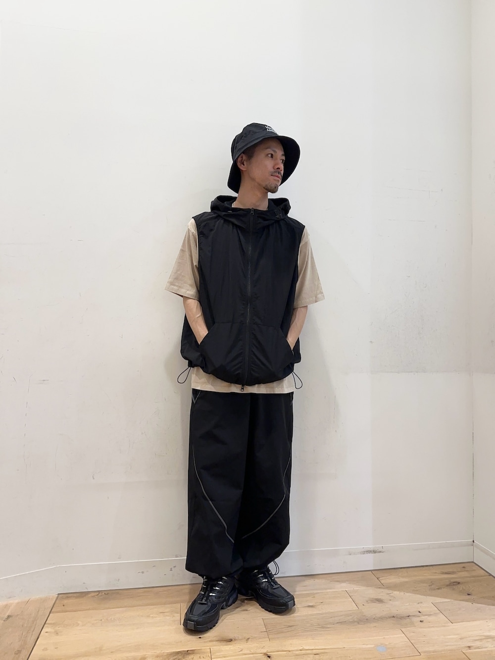 ブラック系のベスト、ベージュ系のTシャツ/カットソー、その他のその他パンツを着用したメンズの夏コーディネートの3枚目の写真