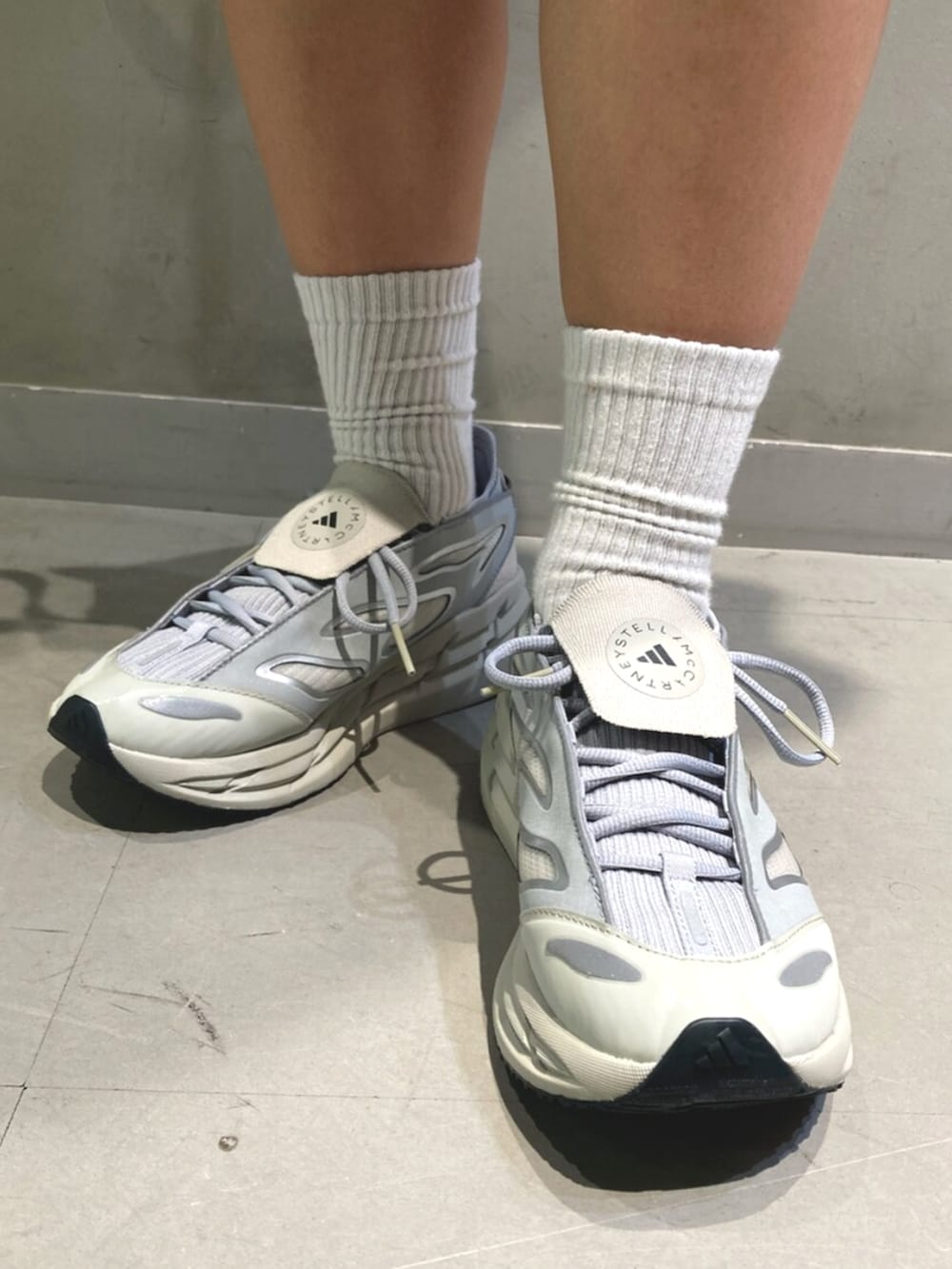 グレー系のパーカー、ブラック系のタンクトップ、ブラック系のその他パンツを着用したレディースの夏コーディネートの4枚目の写真