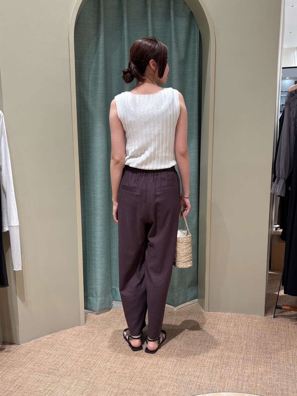 ホワイト系のニット/セーター、グレー系のその他パンツ、ベージュ系のトートバッグを着用したレディースの春コーディネートの2枚目の写真