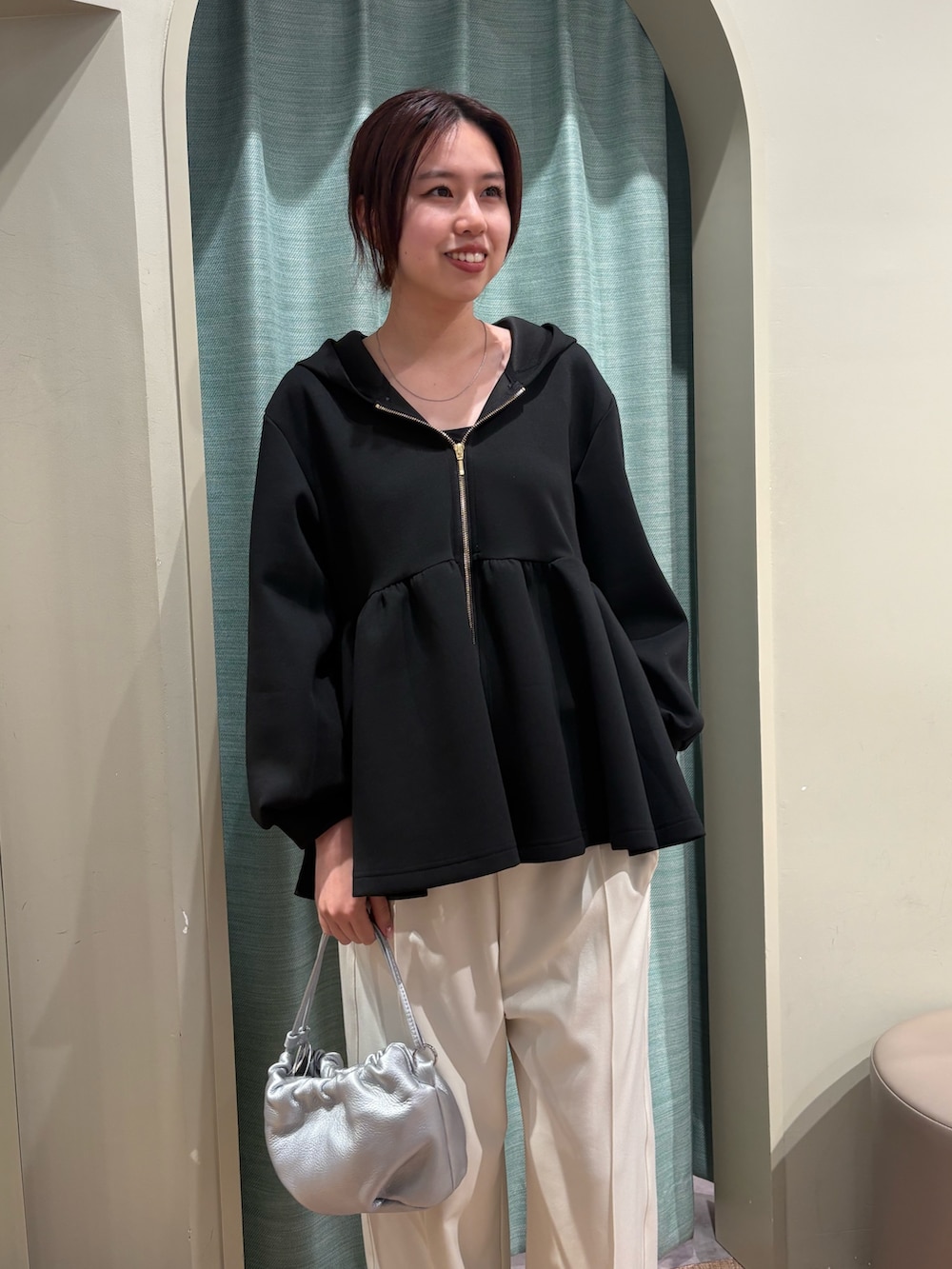 ブラック系のTシャツ/カットソー、ホワイト系のその他パンツ、シルバー系のトートバッグを着用したレディースの春コーディネートの2枚目の写真