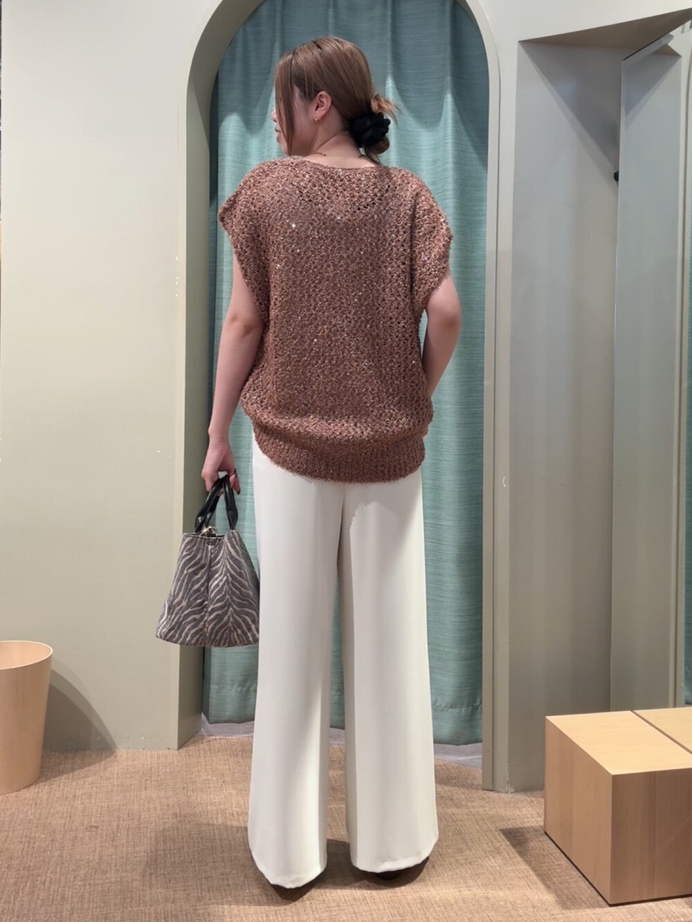 ブラウン系のニット/セーター、ホワイト系のその他パンツ、グレー系のトートバッグを着用したレディースの夏コーディネートの2枚目の写真