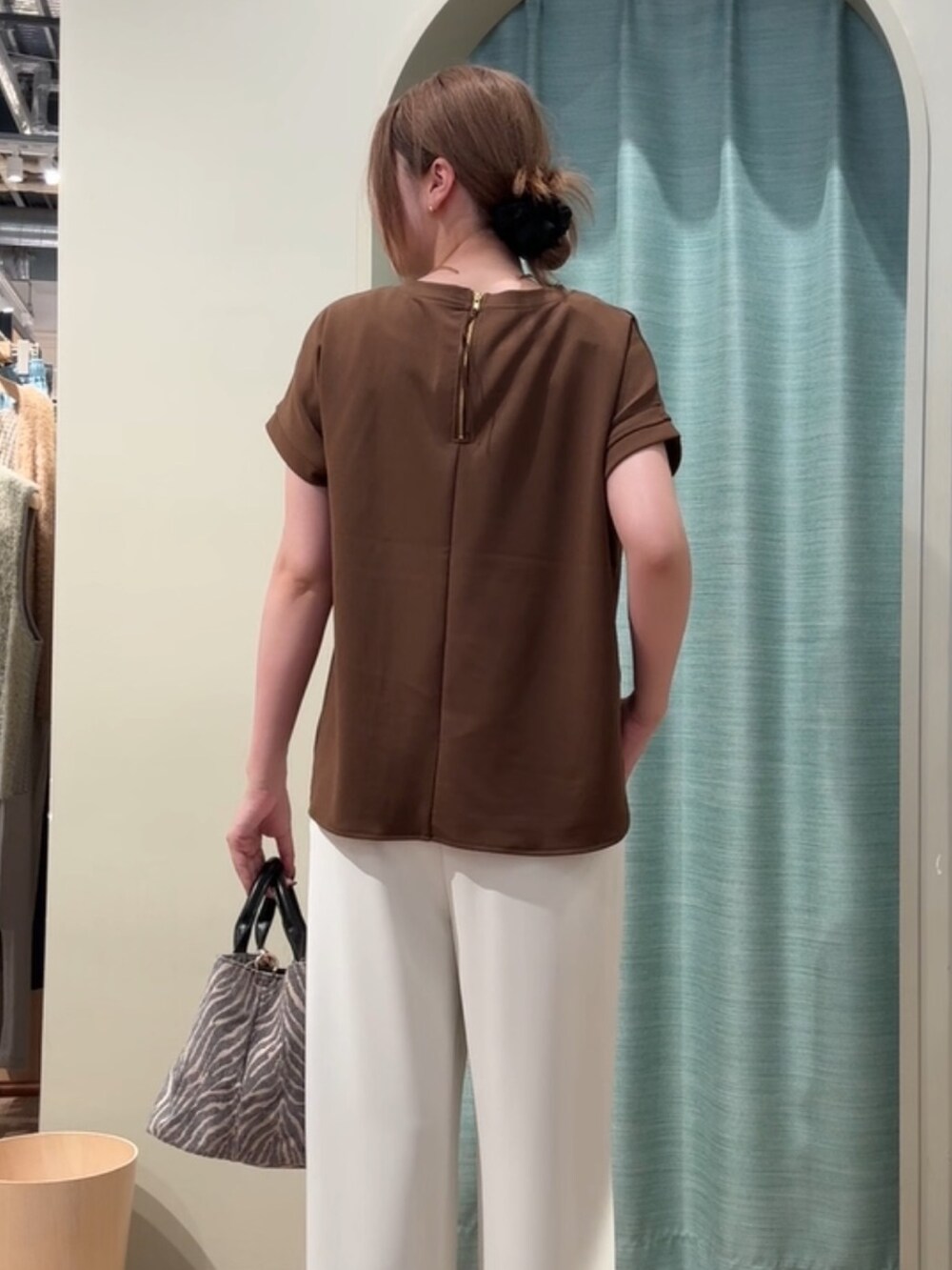 ブラウン系のTシャツ/カットソー、ホワイト系のその他パンツ、グレー系のトートバッグを着用したレディースの夏コーディネートの2枚目の写真