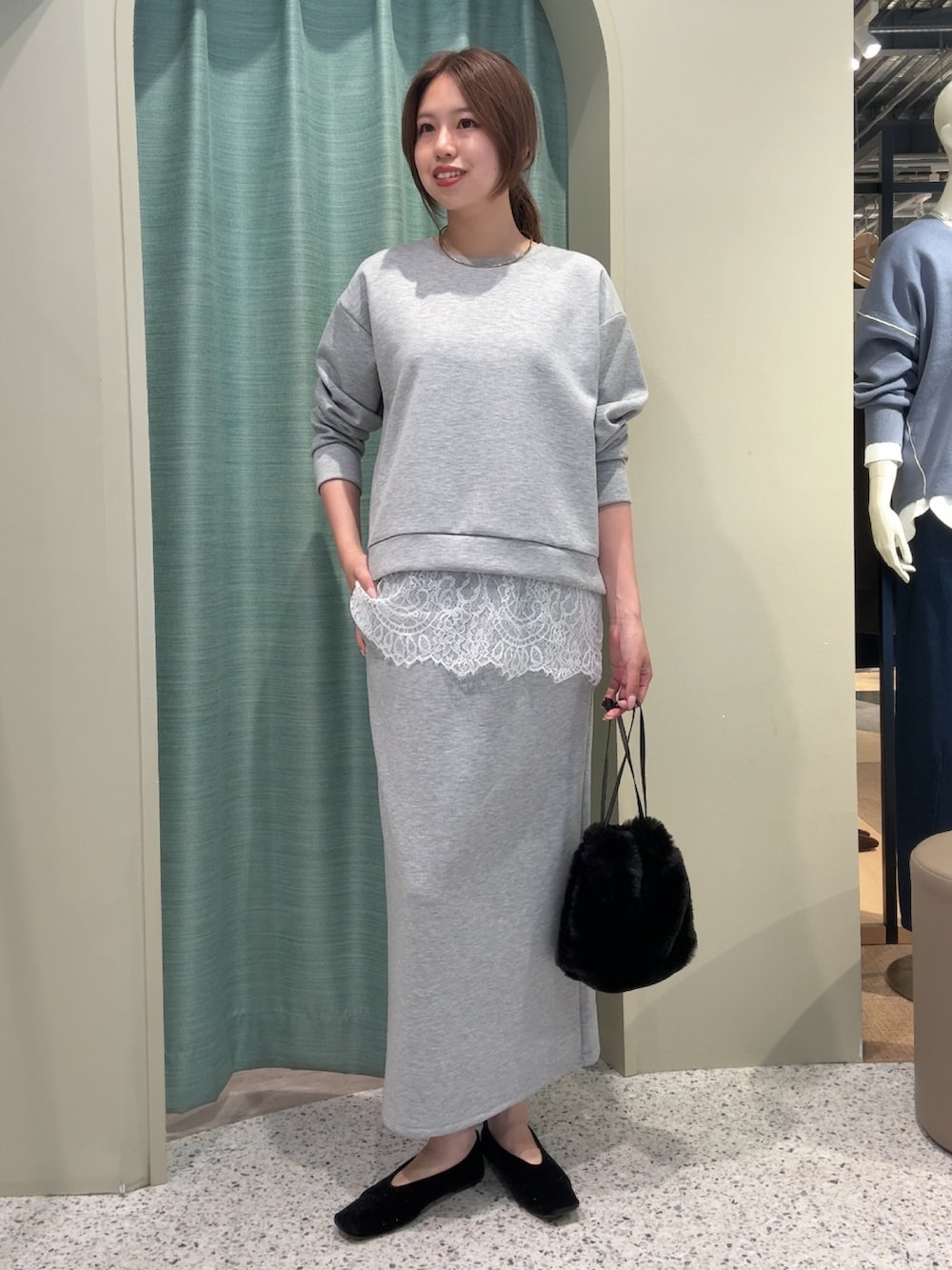 ブルー系のシャツ/ブラウス、ホワイト系のシャツ/ブラウス、グレー系のワンピースを着用したレディースの秋コーディネートの4枚目の写真
