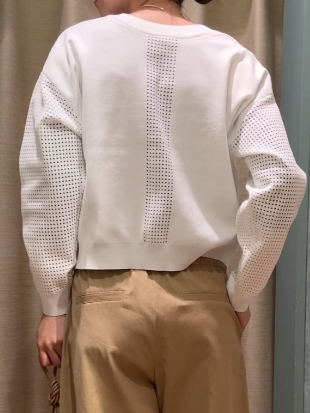 ベージュ系のその他パンツ、ホワイト系のカーディガン/ボレロを着用したレディースの冬コーディネートの2枚目の写真