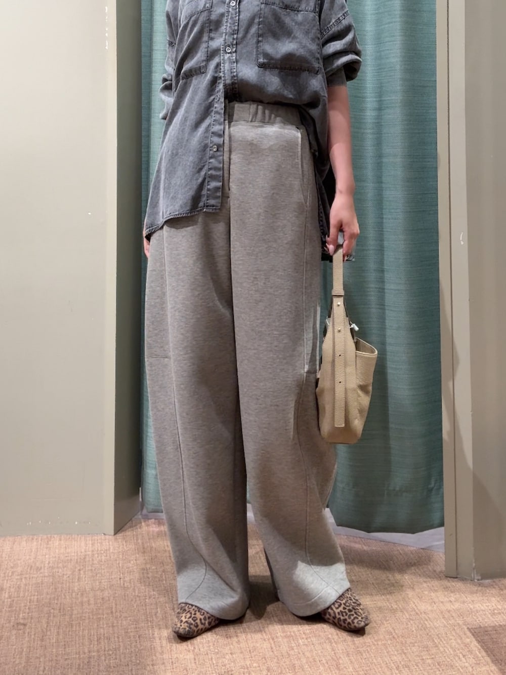 グレー系のその他パンツ、グレー系のシャツ/ブラウスを着用したレディースの秋コーディネートの2枚目の写真