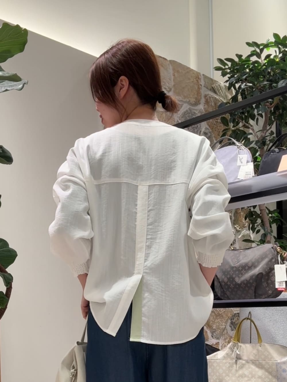 ホワイト系のシャツ/ブラウス、ホワイト系のトートバッグ、ブルー系のその他パンツを着用したレディースの春コーディネートの2枚目の写真