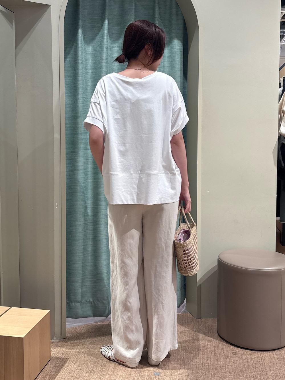 ホワイト系のTシャツ/カットソー、ベージュ系のその他パンツ、シルバー系のサンダルを着用したレディースの春コーディネートの2枚目の写真