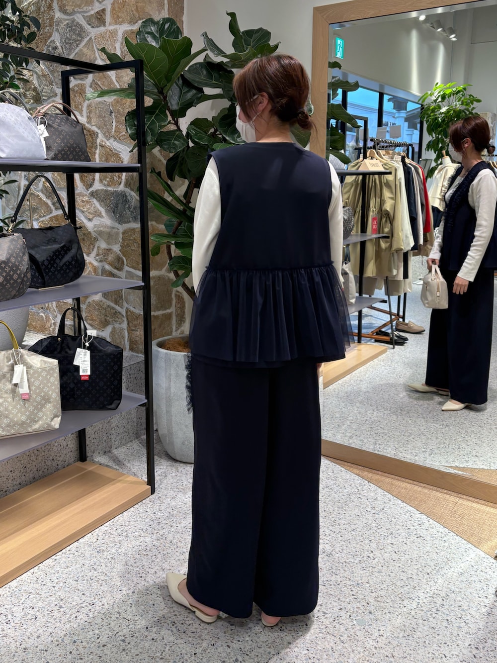 ブルー系のワンピース、ホワイト系のパンプスを着用したレディースの春コーディネートの2枚目の写真