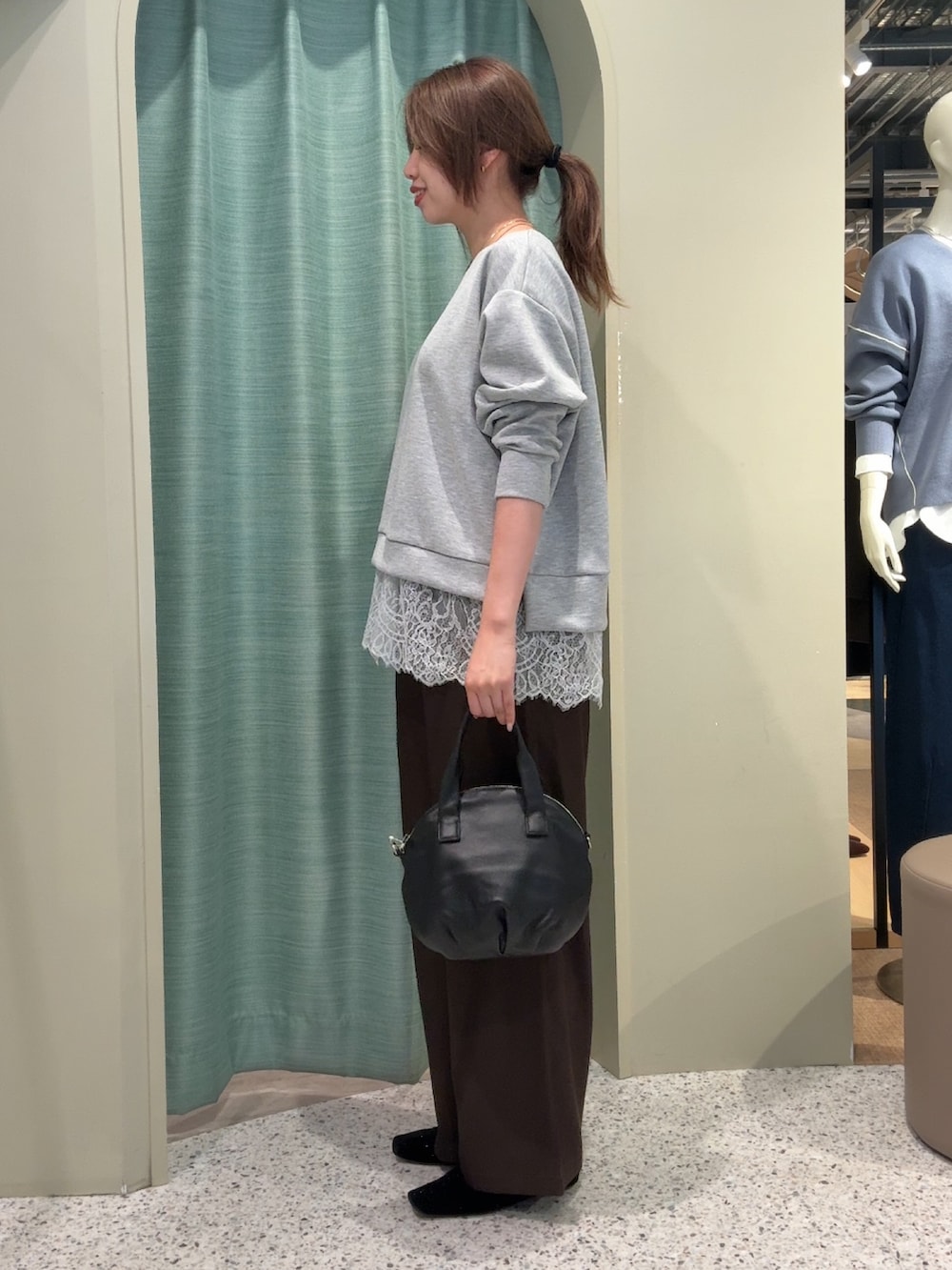 グレー系のワンピース、ブラウン系のワンピース、ブラック系のトートバッグを着用したレディースの秋コーディネートの3枚目の写真