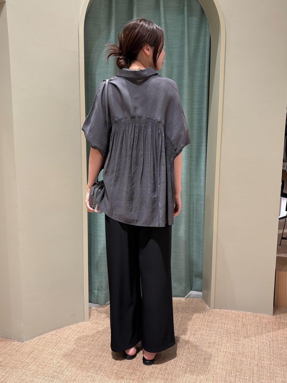 グレー系のシャツ/ブラウス、ブラック系のその他パンツを着用したレディースの夏コーディネートの2枚目の写真