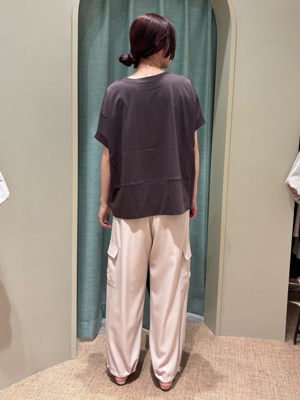 グレー系のTシャツ/カットソー、ベージュ系のその他パンツ、シルバー系のパンプスを着用したレディースの春コーディネートの2枚目の写真