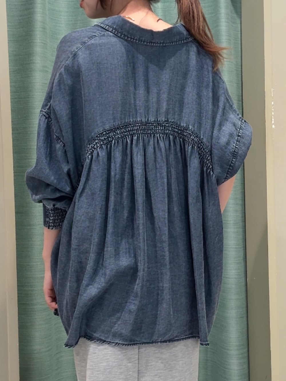 ブルー系のシャツ/ブラウス、ホワイト系のシャツ/ブラウス、グレー系のワンピースを着用したレディースの秋コーディネートの2枚目の写真