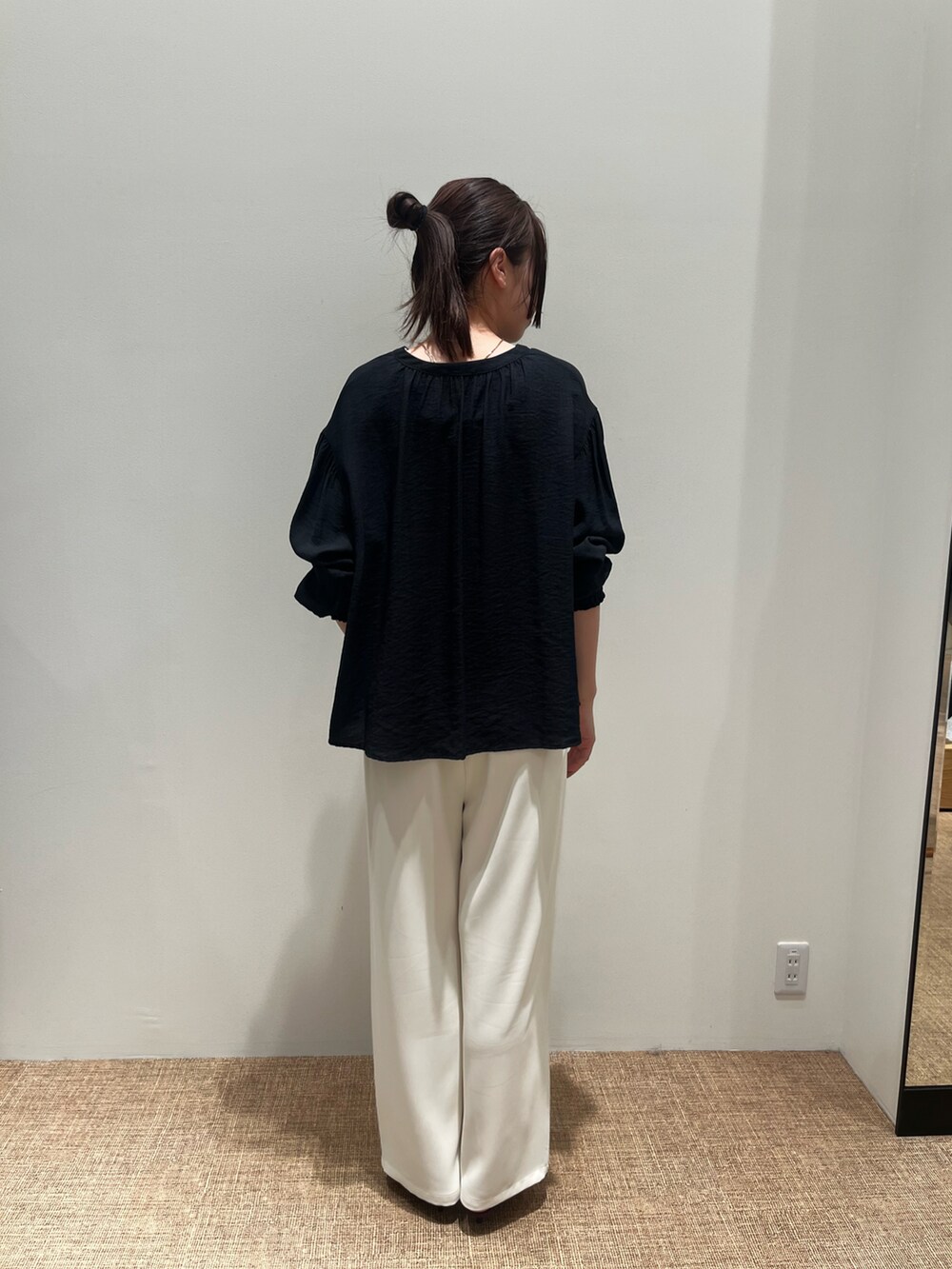 ブラック系のシャツ/ブラウスを着用したレディースの春コーディネートの2枚目の写真