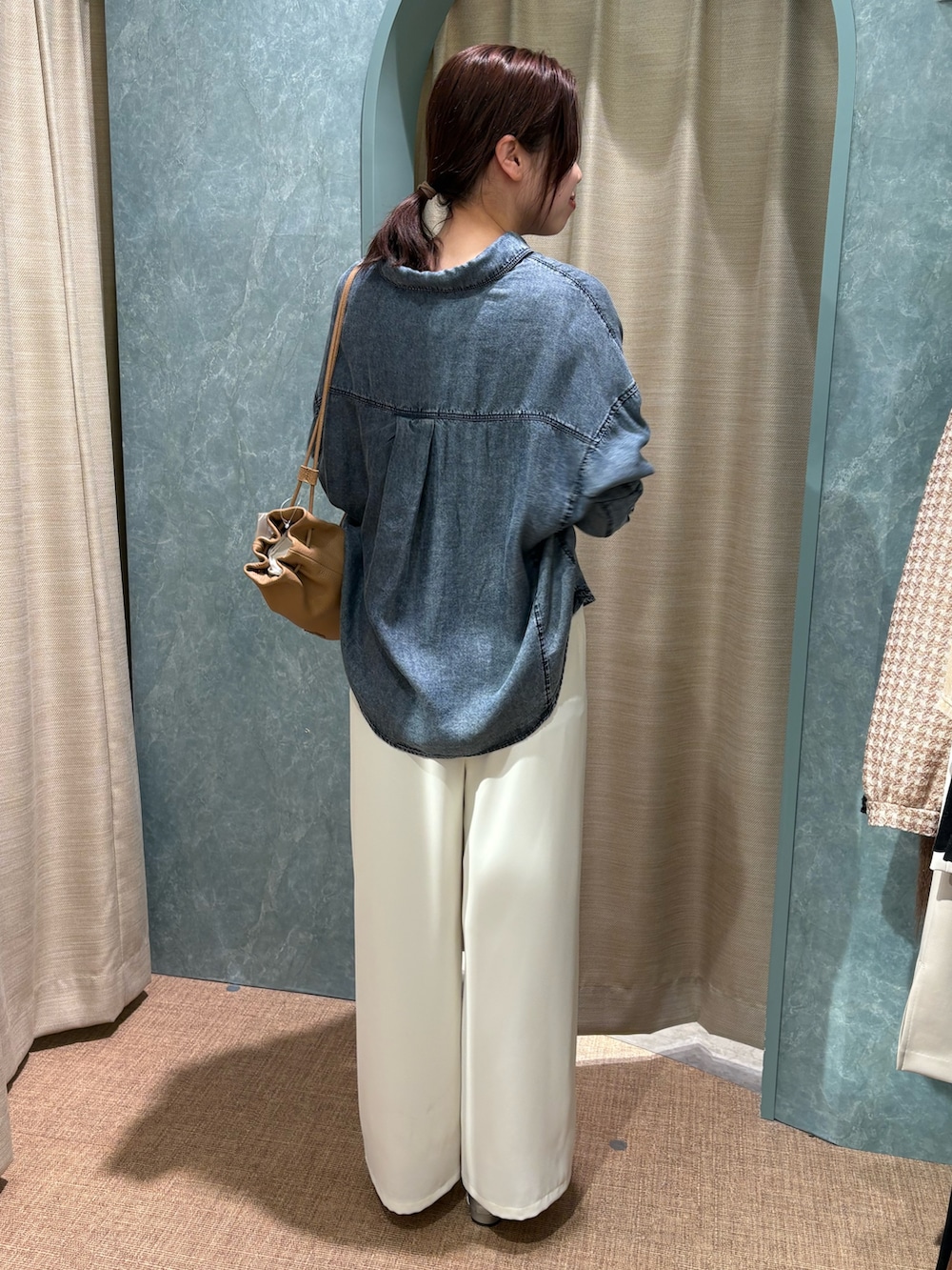 シルバー系のその他シューズ、ホワイト系のその他パンツ、ブルー系のシャツ/ブラウスを着用したレディースの冬コーディネートの2枚目の写真