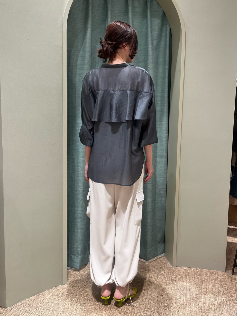 グレー系のシャツ/ブラウス、ベージュ系のその他パンツを着用したレディースの春コーディネートの2枚目の写真