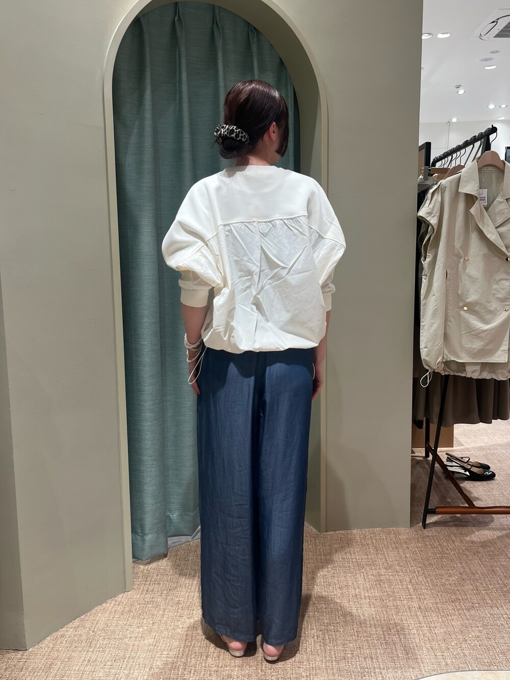 ホワイト系のTシャツ/カットソー、ブルー系のその他パンツ、シルバー系のパンプスを着用したレディースの春コーディネートの2枚目の写真