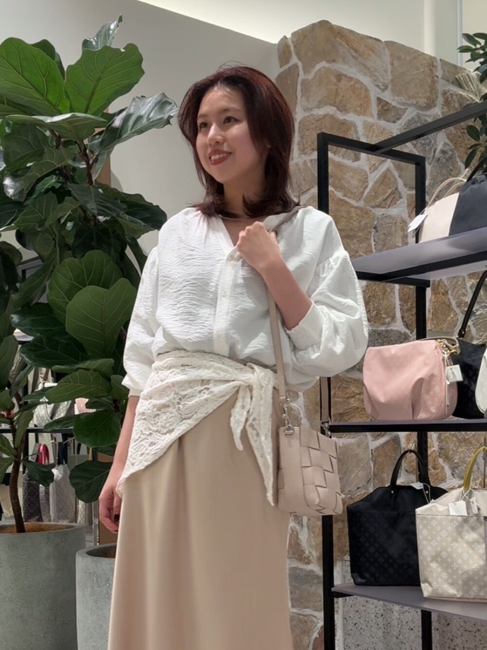 ホワイト系のシャツ/ブラウス、ベージュ系のスカート、シルバー系のその他シューズを着用したレディースの春コーディネートの2枚目の写真