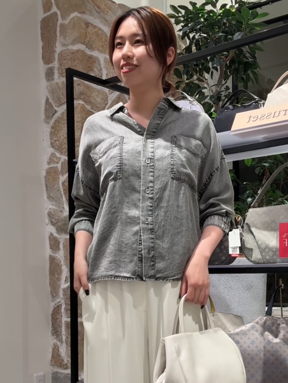 グレー系のシャツ/ブラウス、ホワイト系のその他パンツ、ホワイト系のトートバッグを着用したレディースの春コーディネートの2枚目の写真