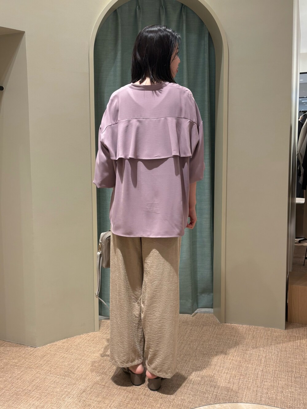 パープル系のシャツ/ブラウス、ベージュ系のその他パンツ、グレー系のショルダーバッグを着用したレディースの夏コーディネートの2枚目の写真