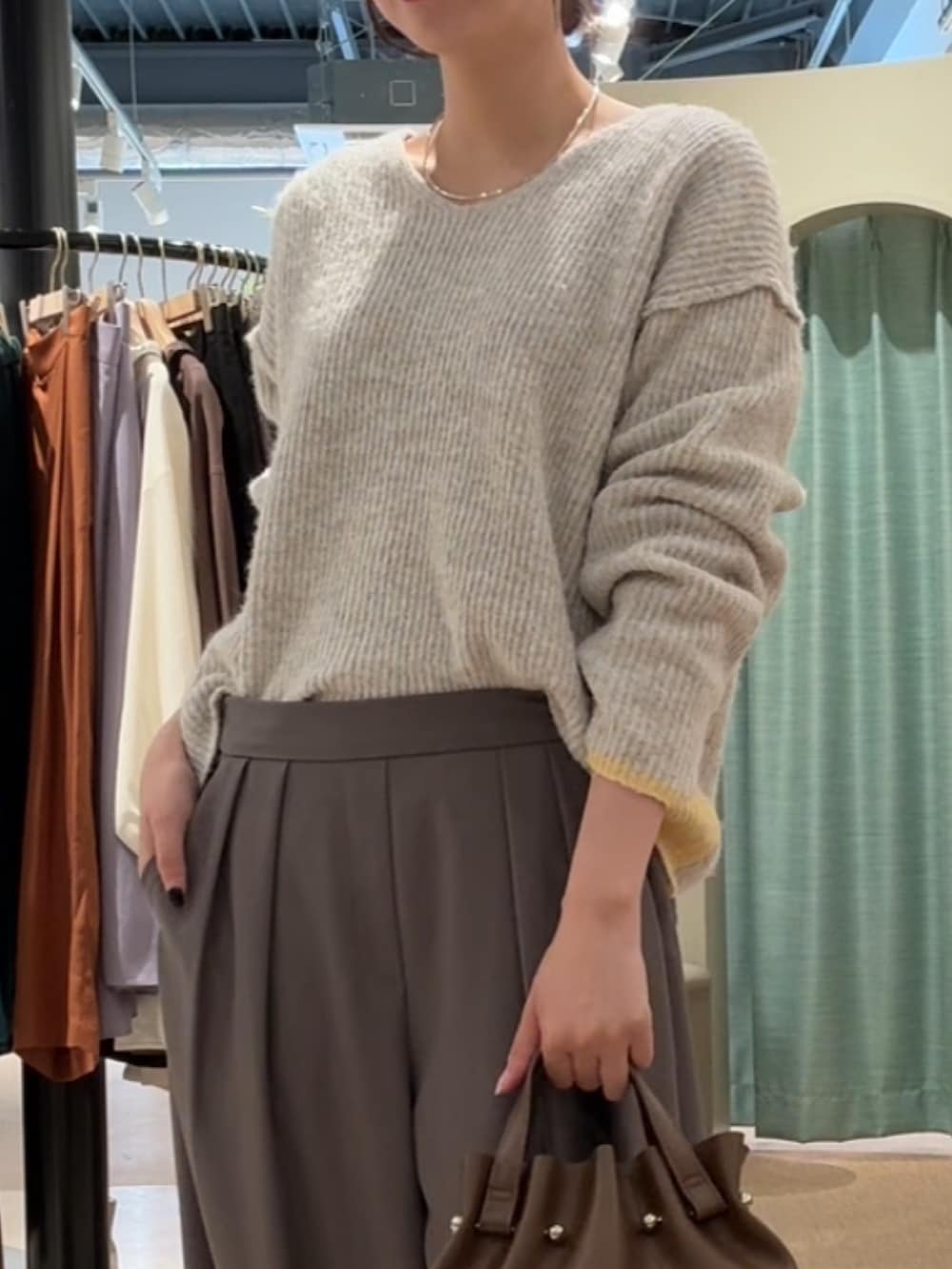 ベージュ系のニット/セーター、ブラウン系のその他パンツを着用したレディースの冬コーディネートの2枚目の写真