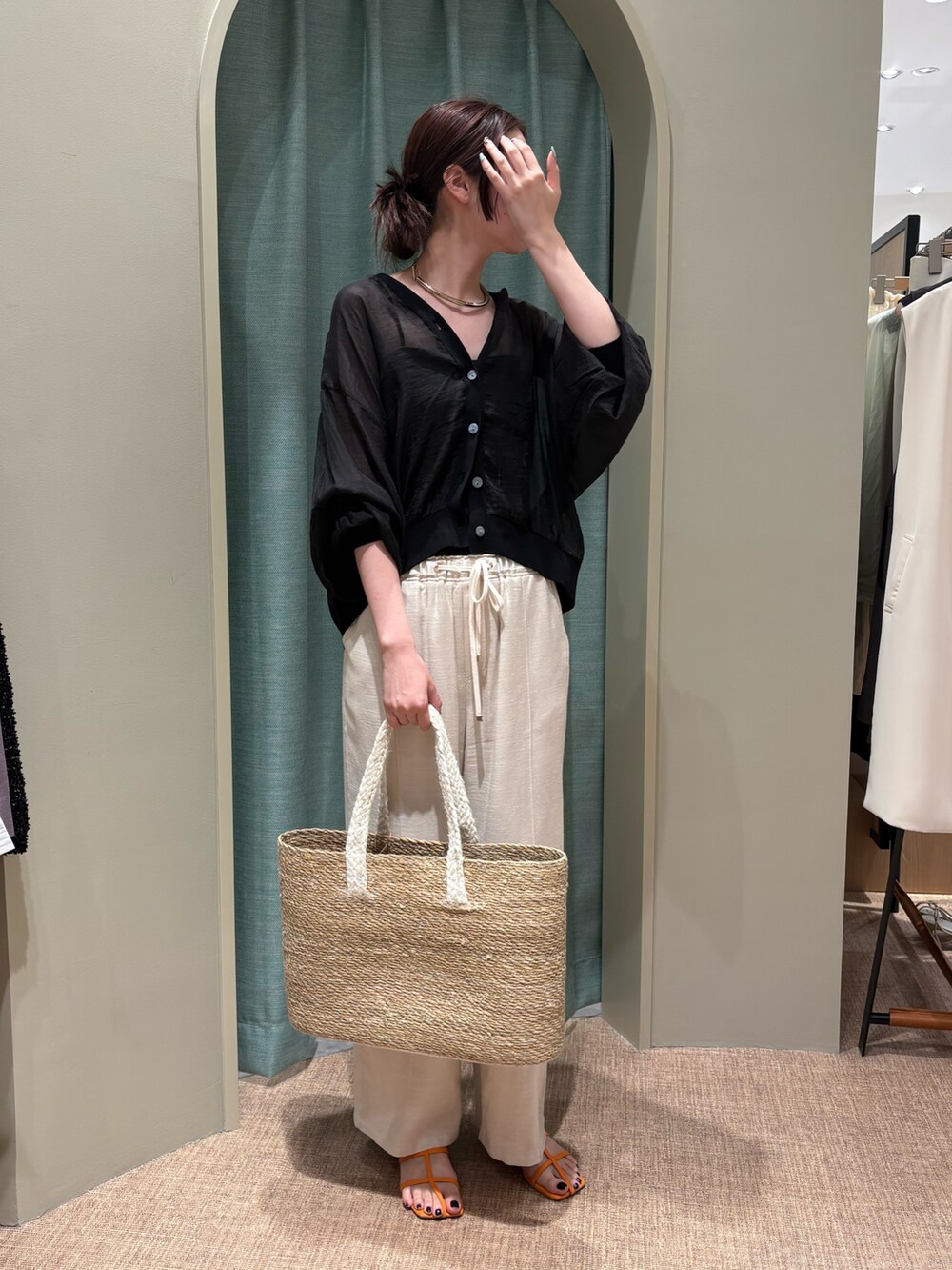 ブラック系のカーディガン/ボレロ、ベージュ系のその他パンツを着用したレディースの春コーディネートの2枚目の写真