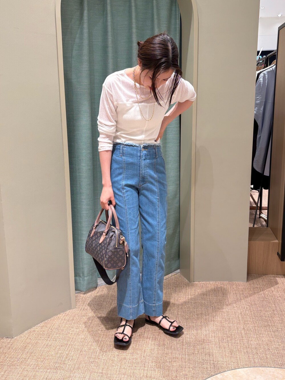 ホワイト系のTシャツ/カットソー、ブルー系のデニムパンツを着用したレディースの夏コーディネートの2枚目の写真