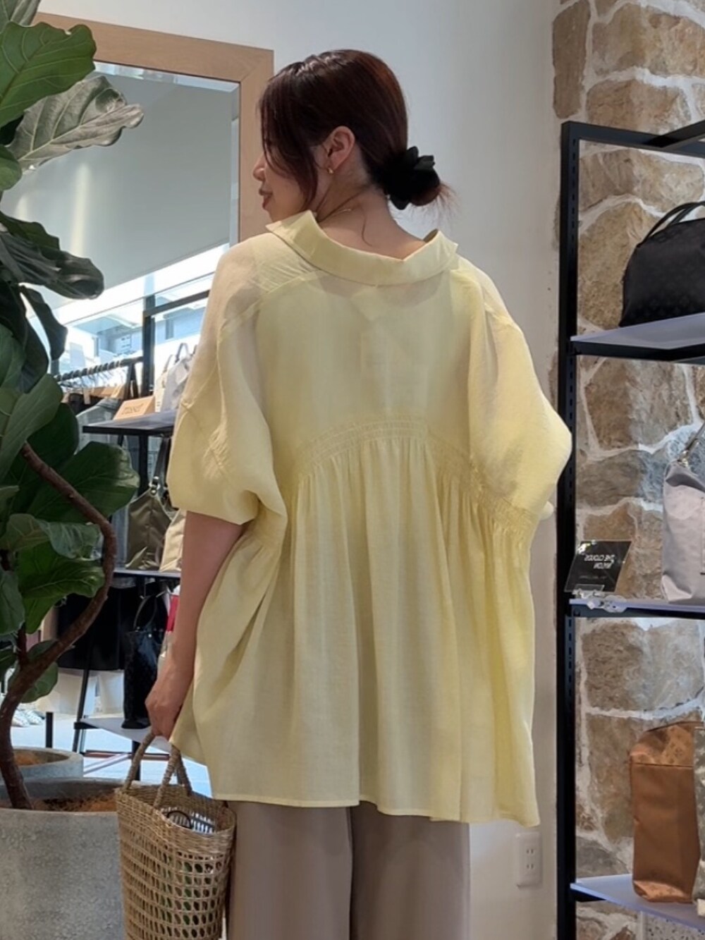 イエロー系のシャツ/ブラウス、ベージュ系のその他パンツを着用したレディースの春コーディネートの2枚目の写真