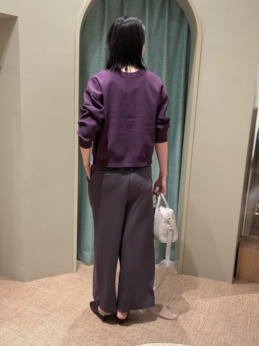 パープル系のカーディガン/ボレロ、グレー系のその他パンツ、グレー系のショルダーバッグを着用したレディースの夏コーディネートの2枚目の写真