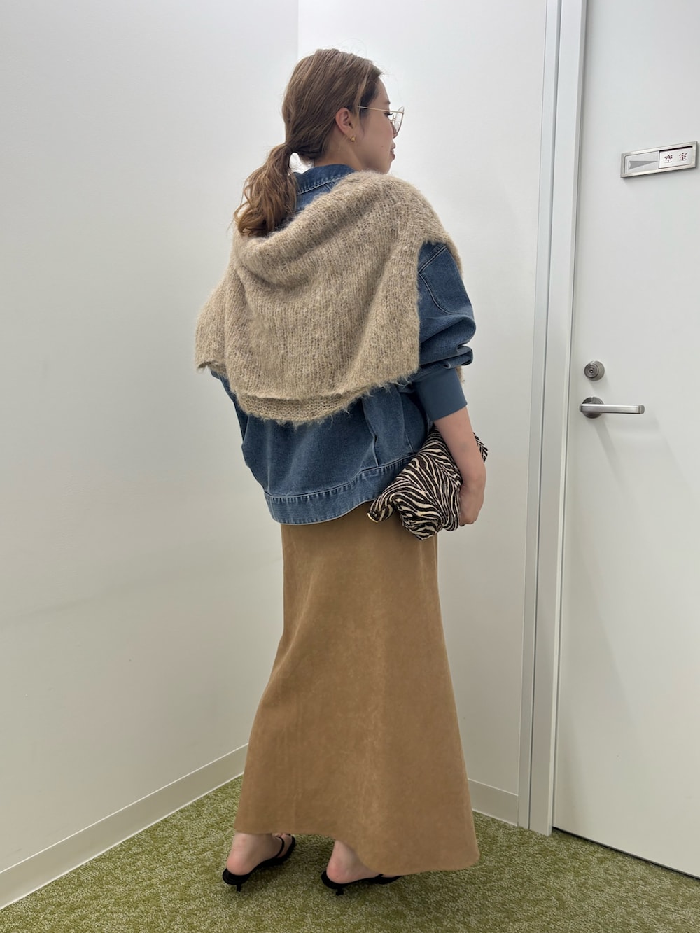 ベージュ系のニット/セーター、ベージュ系のスカート、ブラウン系のトートバッグを着用したレディースの夏コーディネートの2枚目の写真