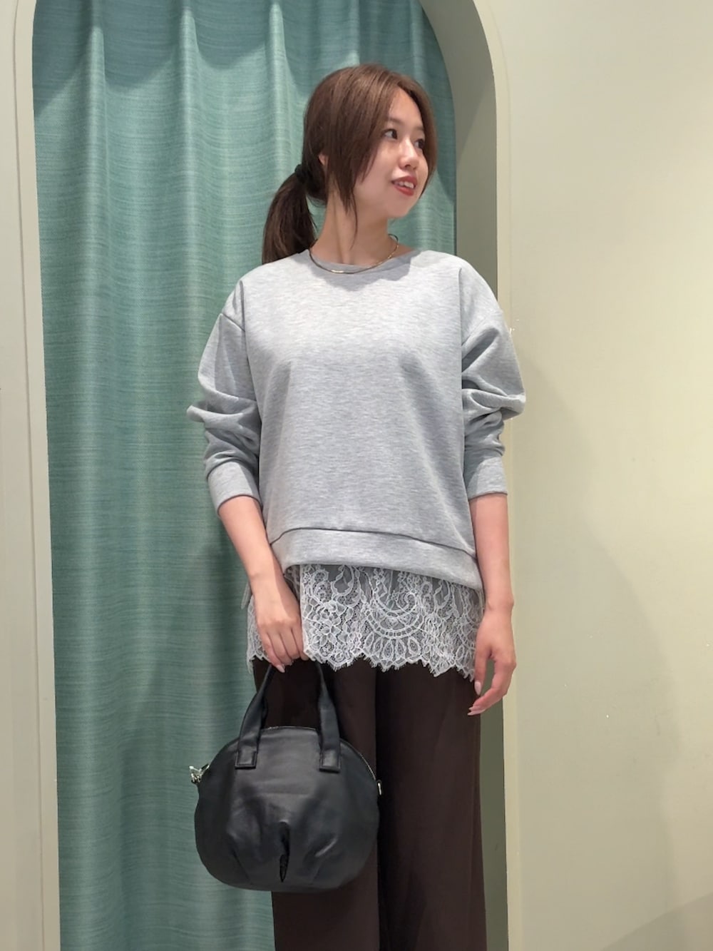 グレー系のワンピース、ブラウン系のワンピース、ブラック系のトートバッグを着用したレディースの秋コーディネートの2枚目の写真