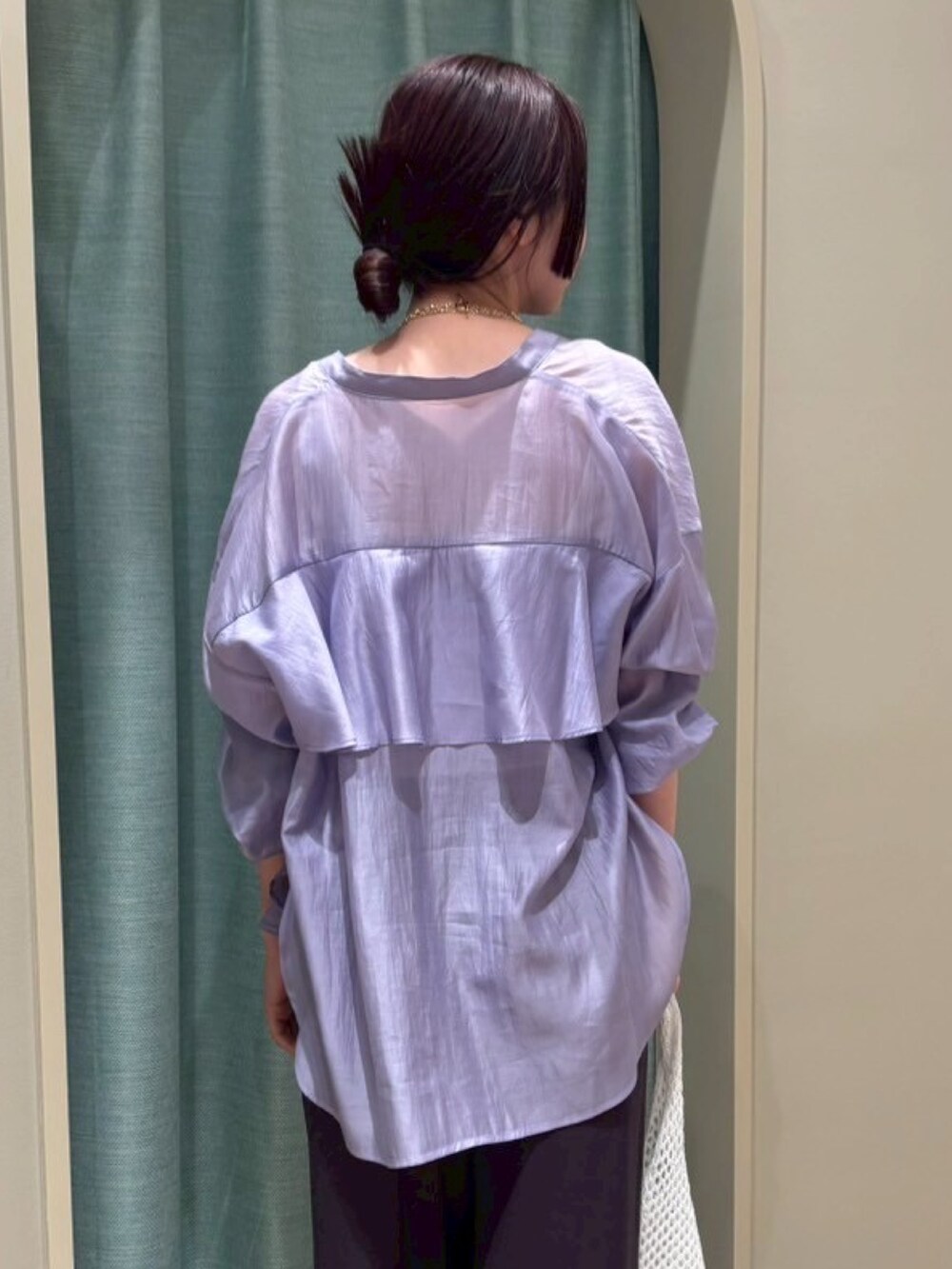 パープル系のシャツ/ブラウス、グレー系のその他パンツ、シルバー系のパンプスを着用したレディースの春コーディネートの2枚目の写真