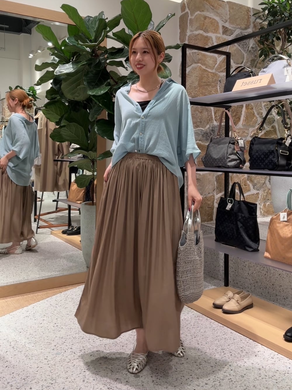 ブルー系のシャツ/ブラウス、ベージュ系のその他パンツを着用したレディースの夏コーディネートの2枚目の写真