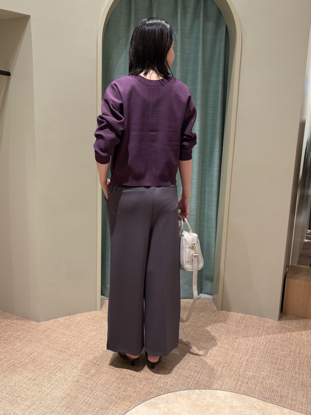 パープル系のカーディガン/ボレロ、グレー系のその他パンツ、グレー系のショルダーバッグを着用したレディースの夏コーディネートの2枚目の写真