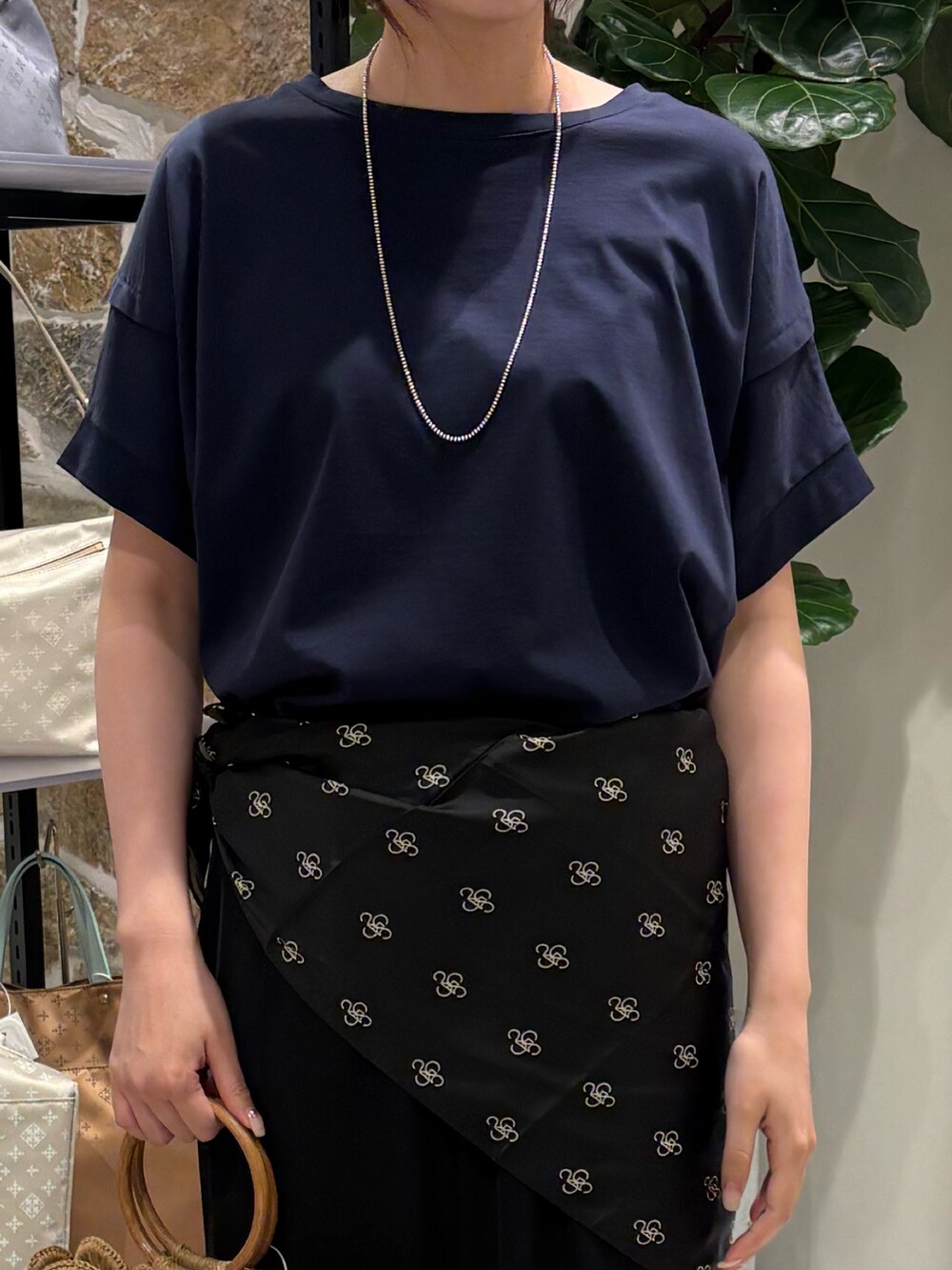 ブルー系のTシャツ/カットソー、ブラック系のその他パンツを着用したレディースの春コーディネートの2枚目の写真